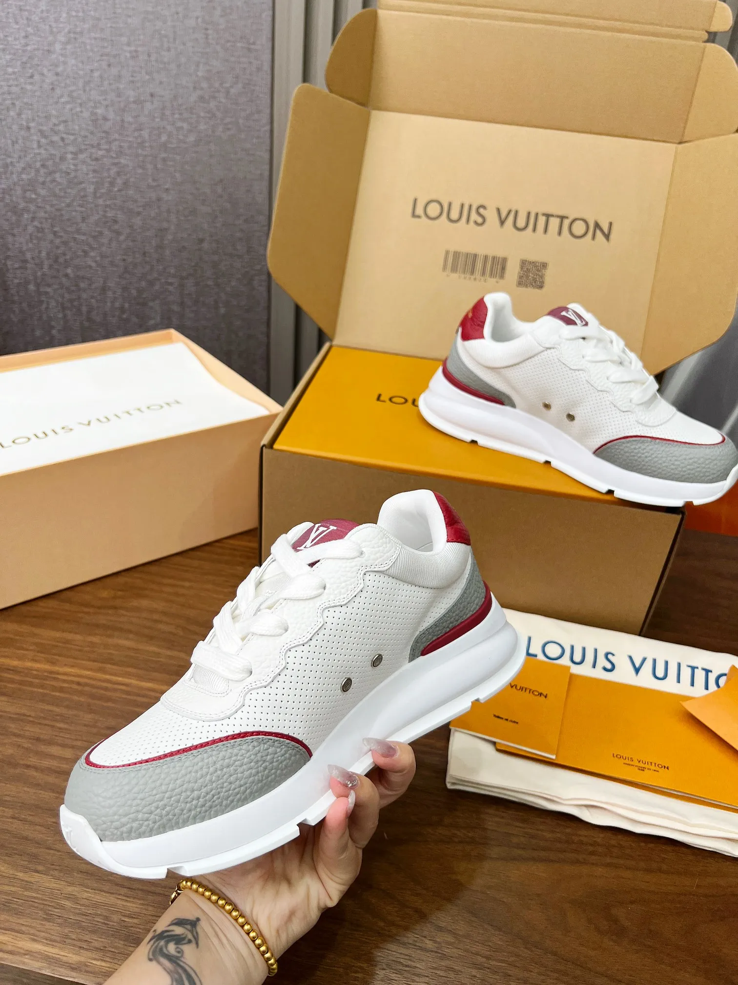 👟👟Ex-factory price 680👟👟 Men's size +10 LV Louis Vuitton L Jialu brand thick-soled casual couple sneakers🔥🔥🔥 Made of smooth cow leather and elegant design, can be easily integrated into various styles. The eye-catching LV letters are marked on the side of the shoe, and the lightweight rubber outsole is embellished with the Vuitton logo ▪️ Sole thickness: 4CM. The counter specializes in the latest casual shoes and new hard goods 🆕 ❥Purchase level! Full of high-end feel! A popular model among bloggers at home and abroad, it’s retro and fashionable and looks amazing on your feet! Wear a lot of happiness! The official website’s main recommendation★ ▪️Upper: Original custom-made imported calfskin fabric ▪️Inner lining: breathable gauze imported from Italy ▪️Outsole: rubber foam ➕tpu high-end outsole ▪️Shoe size: women’s 35-41, (women’s 41 is custom-made). Men's clothing 39-46 (45-46 customized).